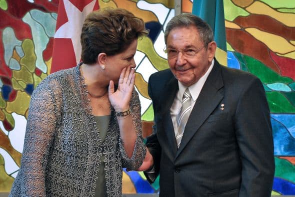 Ante la pregunta si se adecuaron de una forma oculta, Jorge Giménez respondió prontamente: “Completamente oculta, pero hay otra cosa, ella (la presidenta Dilma Rouseff, en la foto con Raúl Castro, durante una visita oficial a Cuba el 31 de enero de 2012) se está prestando a la explotación de los cubanos”.