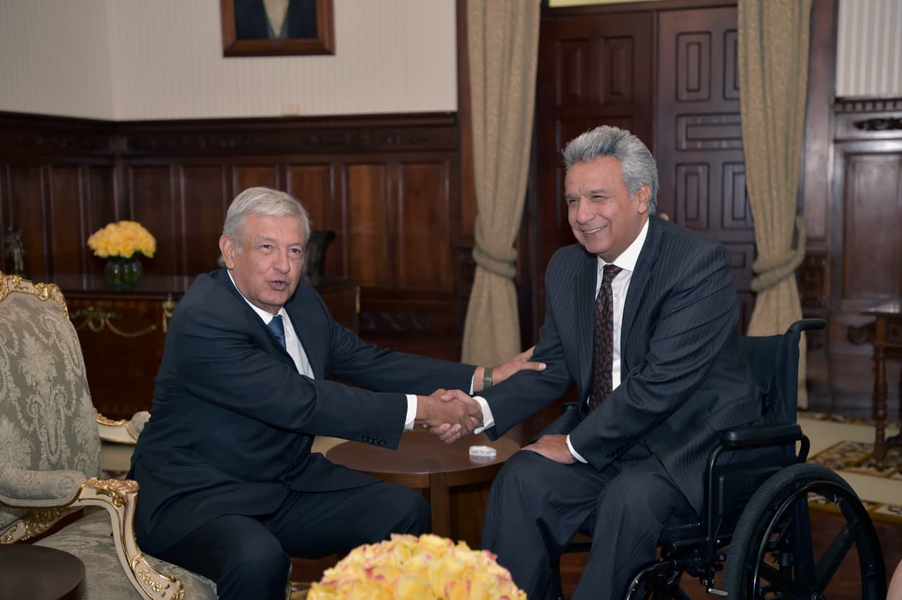 Manuel López Obrador fue de 2000 a 2006 jefe del gobierno del Distrito Federal y en 2006, 2012 y 2018 ha sido candidato presidencial por el Partido de la Revolución Democrática. De 2014 a 2017 ha sido el líder del partido Morena. En la fotografía junto a Lenin Moreno, presidente de Ecuador, durante un encuentro en 2017. 
<a href="https://www.univision.com/noticias/elecciones-mexico-2018/asi-estan-hoy-las-encuestas-para-ganar-la-presidencia-de-mexico">Mire aquí la posición de este candidato en la Estimación de Preferencia Electoral de Univision Noticias.</a>