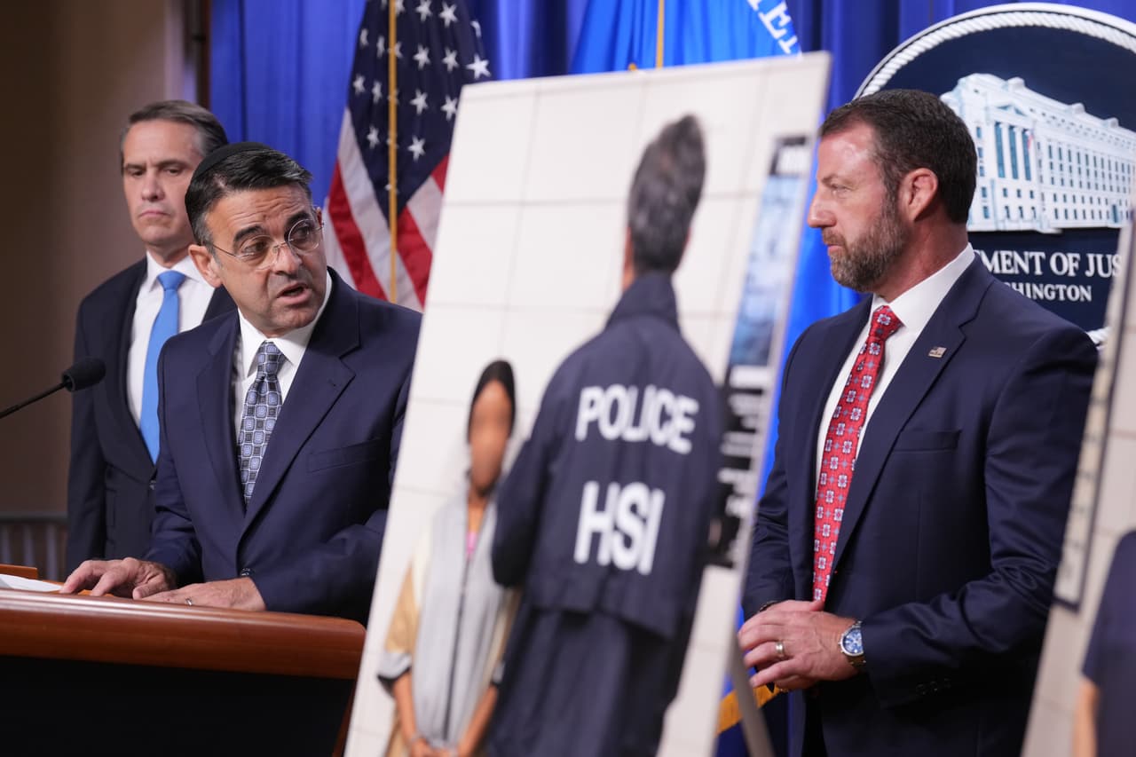La administración Trump afirma que no tiene planes de desplegar agentes del ICE en los centros de votación