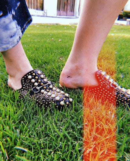 Sofía Castro se realizó un pequeño tatuaje en el tobillo, que lució con sus zapatos de la marca de lujo italiana Gucci, valuados en 1,750 dólares en las tiendas online.