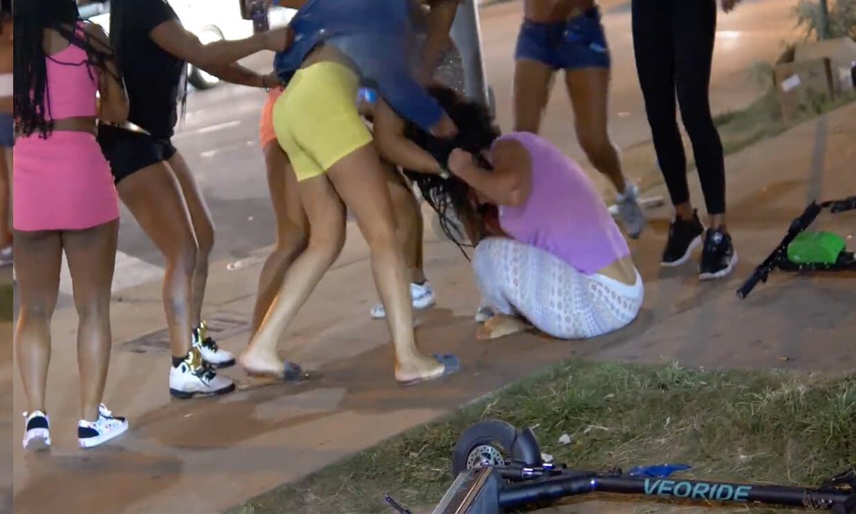 Captan video de pelea que culminó con una mujer herida de bala en el centro de Austin