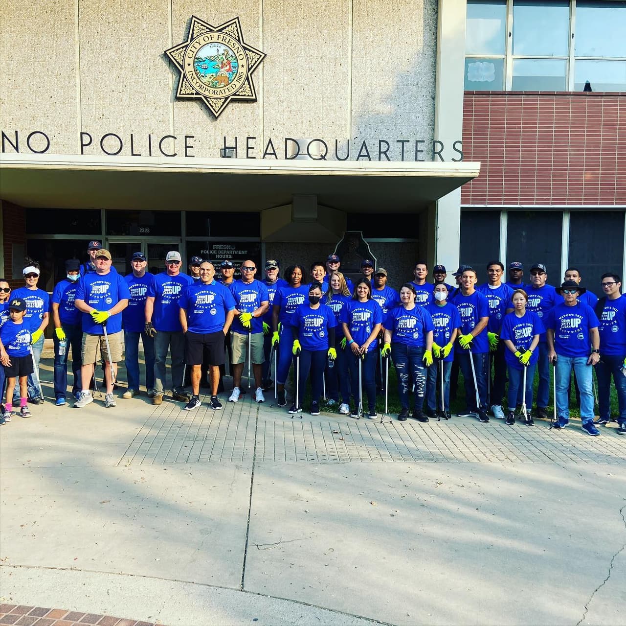 Decenas de oficiales tomaron su escoba y pala para barrer calles y sacar escombros.