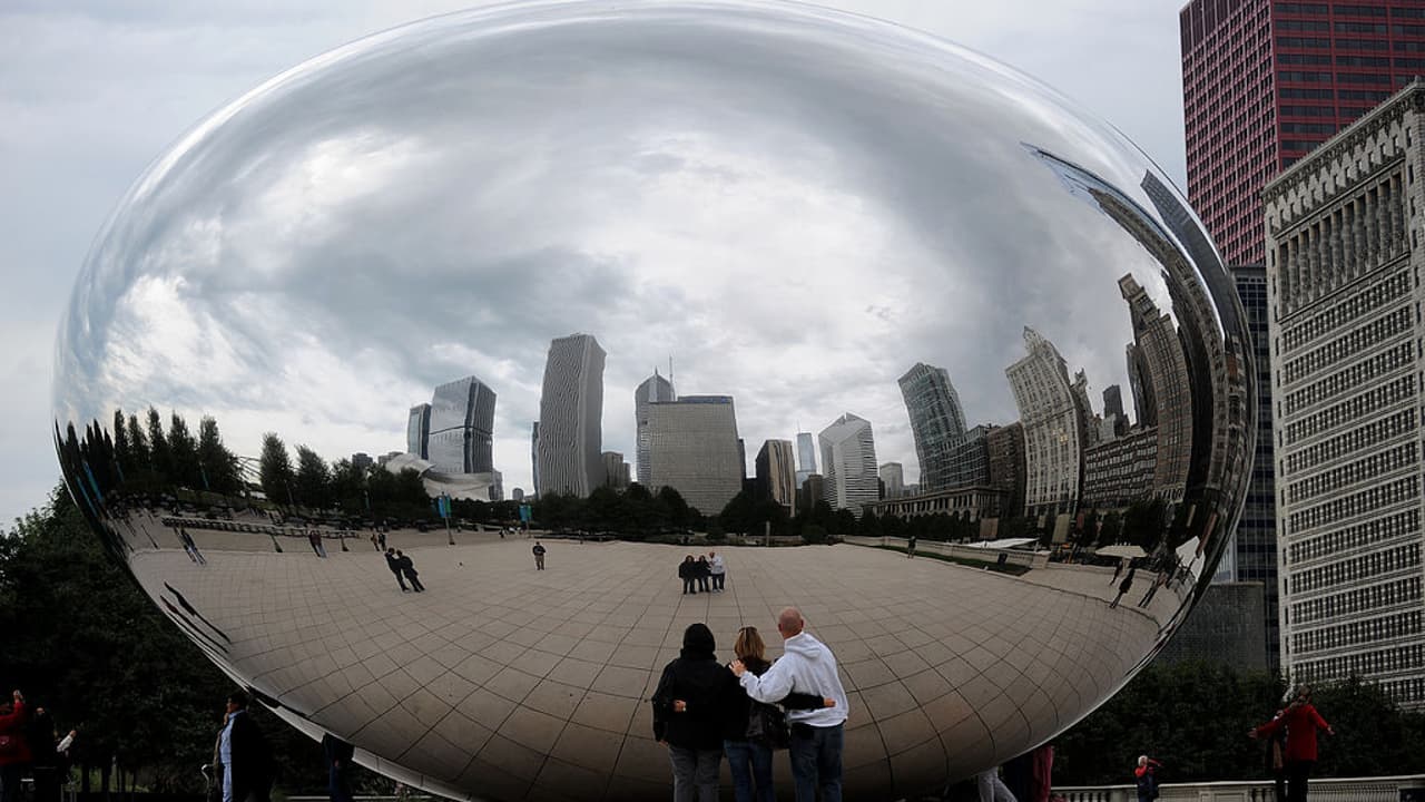 Miércoles ventoso con cielos parcialmente nublados y leve posibilidad de lluvia 