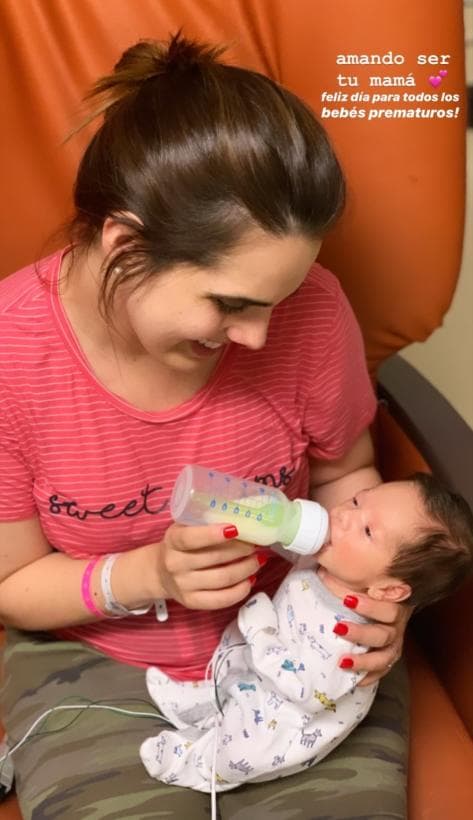 "Tu llegada a este mundo con tan solo 31 semanitas cambió el rumbo de nuestros planes y te abrió las puertas a un nuevo hogar este primer mes de vida", expresó. Agradeciendo a las enfermeras que han estado al cuidado de su bebé y también por lo que ha aprendido ella en este proceso.