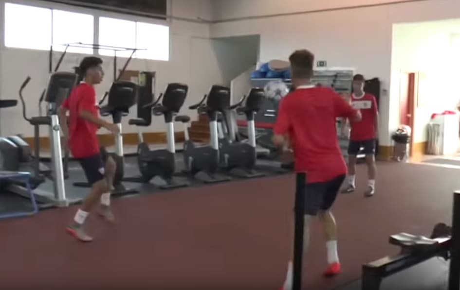 Juveniles de Sevilla cumplen reto de habilidad con el balón