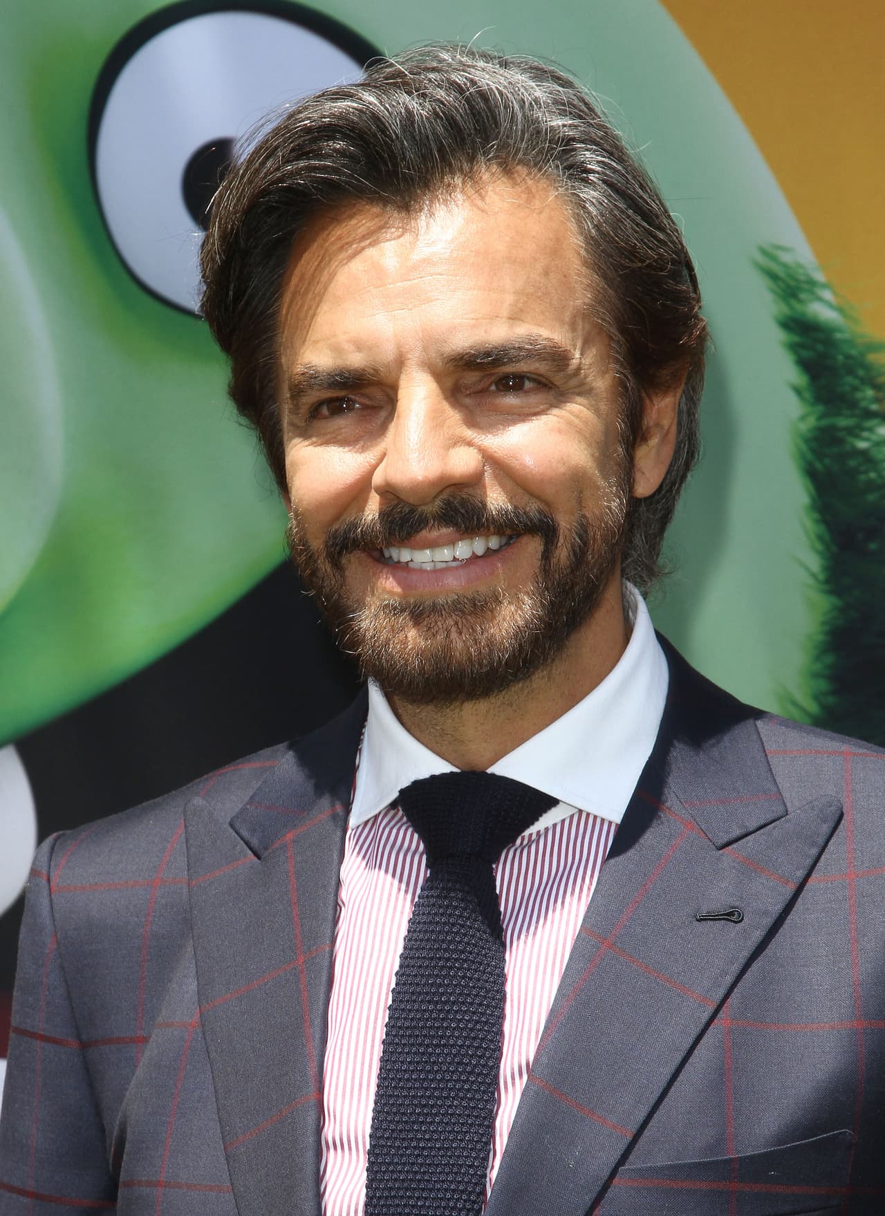 "Pero en cuanto llegó se dio cuenta de que era de mentiras, que era una fiesta para entregarle los anillos. Le amarraron el vestido con cinta adhesiva, hubo pizzas y hamburguesas. El padre (que era en realidad un actor) dijo tres palabras", relató Derbez.