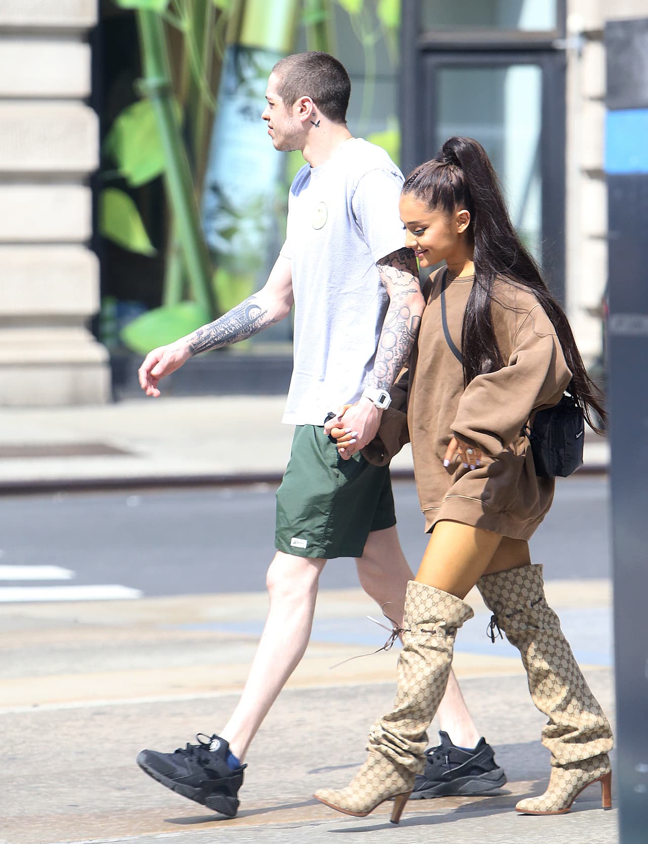 Pero eso duró hasta el lunes. A menos de una semana de que confirmaran su compromiso, la cantante y el comediante de '
<b>Saturday Night Live</b>' salieron a comprar muebles en New York. Juntos se encargan de construir su lugar perfecto.