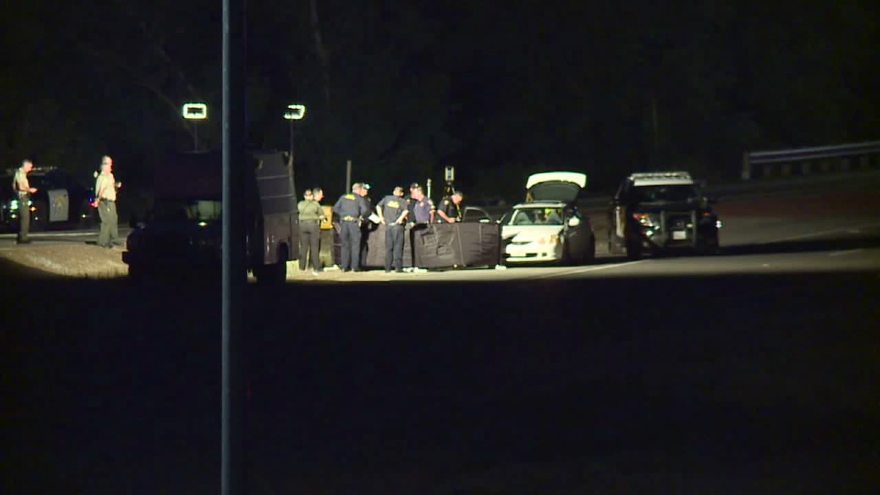 Minutos después, los pasajeros de un auto le dispararon al otro y huyeron de la escena.