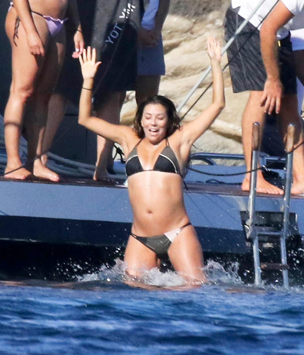 "No estoy embarazada, solo comiendo mucho queso, mucho vino y muchos pancakes" comentó la actriz en redes sociales. "Tenía que compartirlo porque toda mi familia me está hablando para para preguntarme si estoy embarazada" agregó.