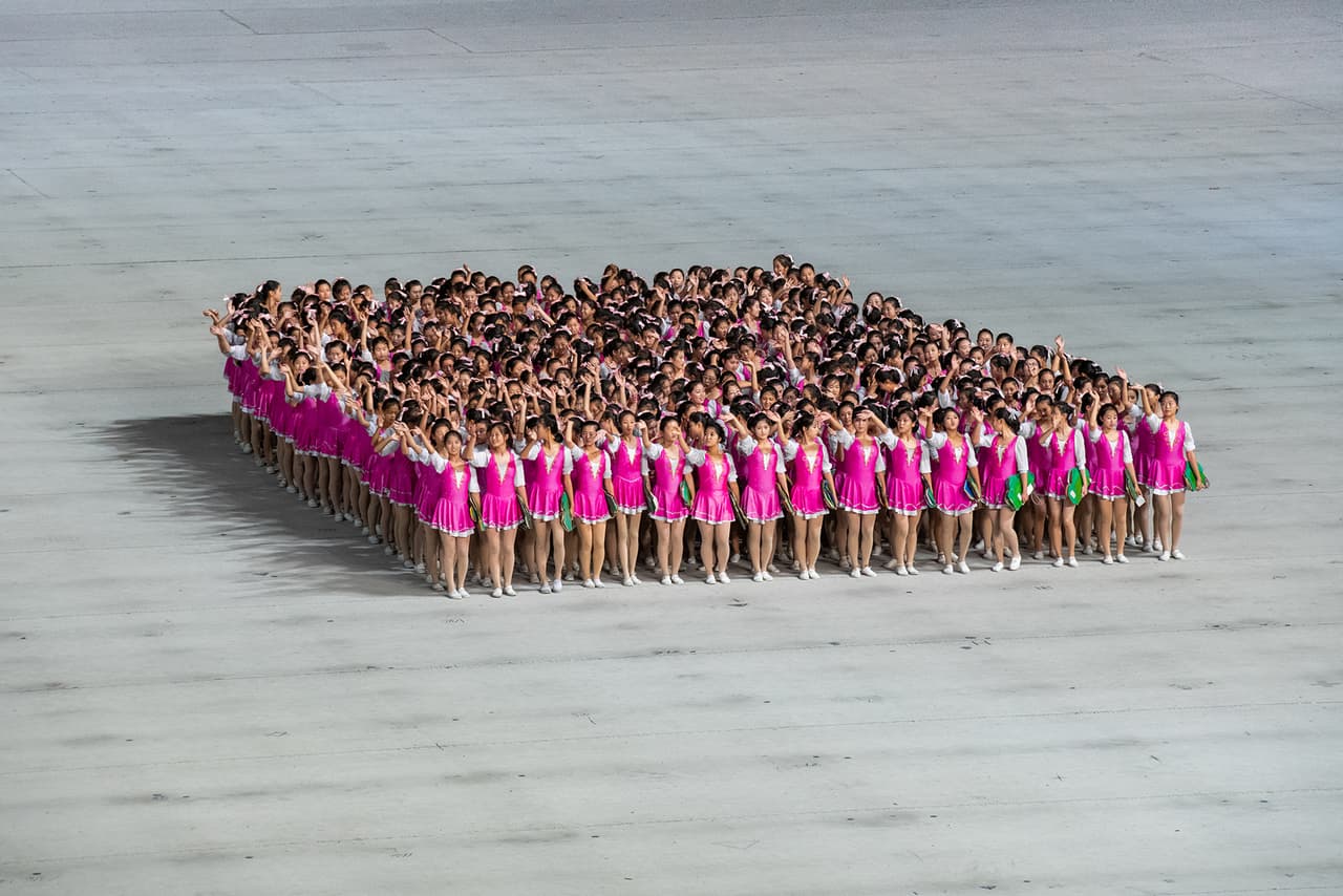 “El ambiente es electrizante en el estadio Rungrado de Pyongyang, el más grande del mundo (tiene una capacidad de 150,000 personas)”, se lee en el libro.
<br>
<br>
<a href="https://www.ted-lau.com/"><u>Ted Lau es fotógrafo y artista</u></a>, nació en Hong Kong en 1989. Siempre estuvo interesado en documentar ambientes diferentes al de su ciudad natal y finalmente en 2019 pudo viajar para fotografiar la vida en Pyongyang y en el campo de Corea del Norte.