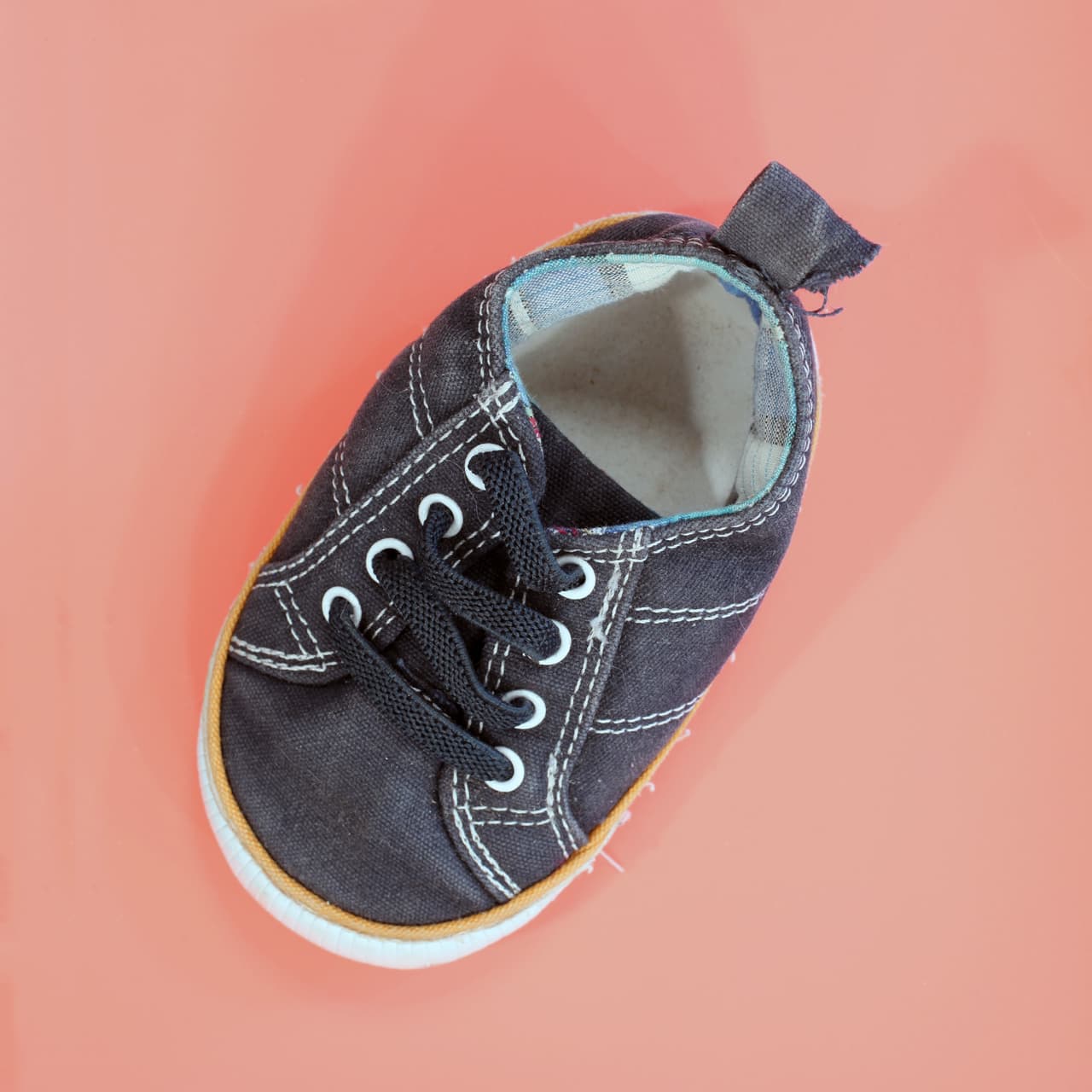 Kiefer trabajó como conserje del centro de detención hasta 2014 (antes de que Donald Trump llegara al poder). Desde entonces se ha dedicado de lleno a trabajar en las fotografías. “Antes veíamos a los oficiales de migración actuar de forma humanitaria aplicando el lado menos severo de la ley en algunos casos, pero en la era Trump eso ha cambiado”, dijo el artista sobre el tratamiento actual a los migrantes. Esta fotografía se titula
<b>'Zapato de Bebé'</b>.