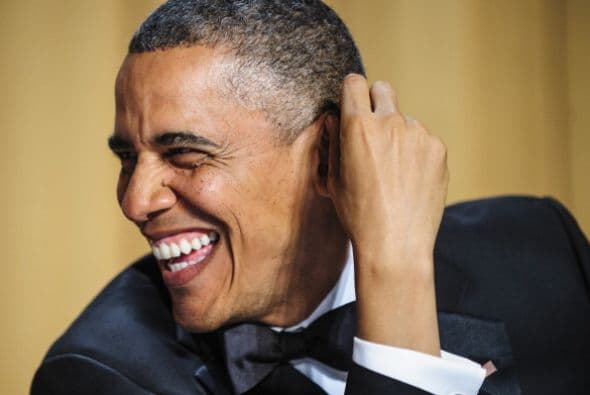 El presidente Barack Obama bromeó con la prensa al hablar de planes ficticios para una evolución radical en su segundo mandato, como el de transformarse de un "robusto joven socialista" a un jubilado que juega golf, con todo y nuevo corte de cabello, como el de la primera dama Michelle Obama.