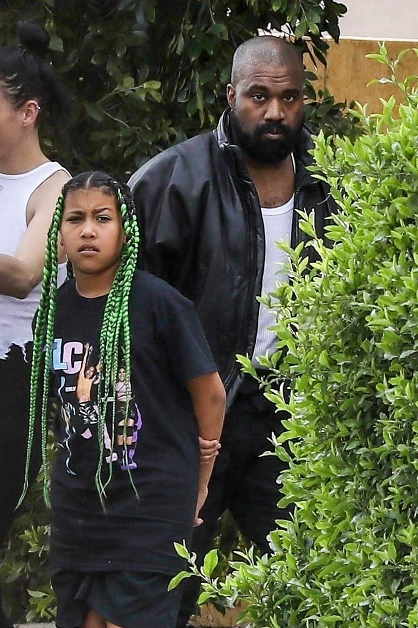 Previamente, en diciembre de 2021, Kim, en una charla con Bari Weiss, se refirió a su retoño como la “gemela” de Kanye, quien también le brindó su opinión acerca de sus atuendos. 
<br>