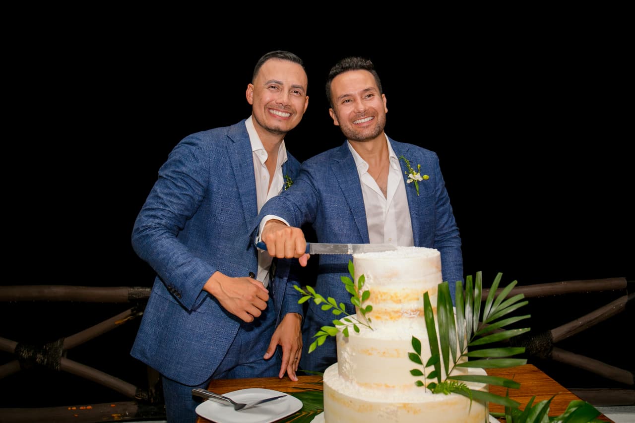 El tradicional pastel no podía faltar en la boda, el cual era de tres pisos y estaba decorado con detalles naturales.