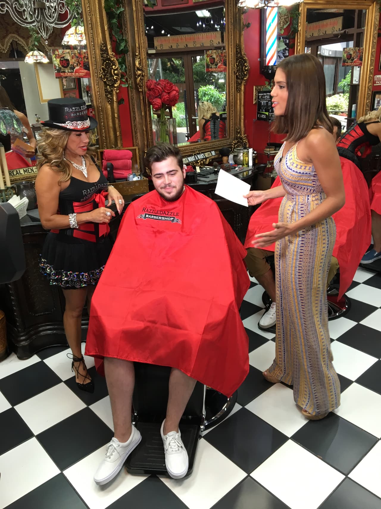 Elena Linares, dueña de la peluquería nos mostró los servicios que tienen para tener una barba a la moda.