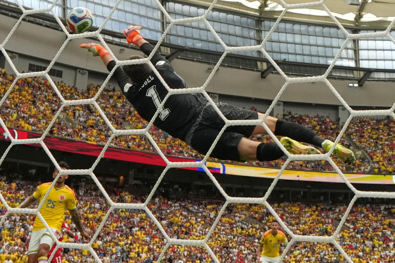 El portero de Suiza, Gregor Kobel (1), realiza una atajada durante el partido de octavos de final de la Copa del Mundo entre Suiza y Colombia en Vancouver, Columbia Británica, el martes 7 de julio de 2026.