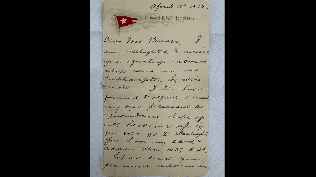 En esta foto sin fecha proporcionada por la casa de subastas Henry Aldridge & Son, Inglaterra, se muestra una tarjeta postal escrita a bordo por uno de los más famosos sobrevivientes del Titanic, días antes del hundimiento del barco, la cual fue subastada por 300,000 libras (399,000 dólares). (Henry Aldridge & Son vía AP)
