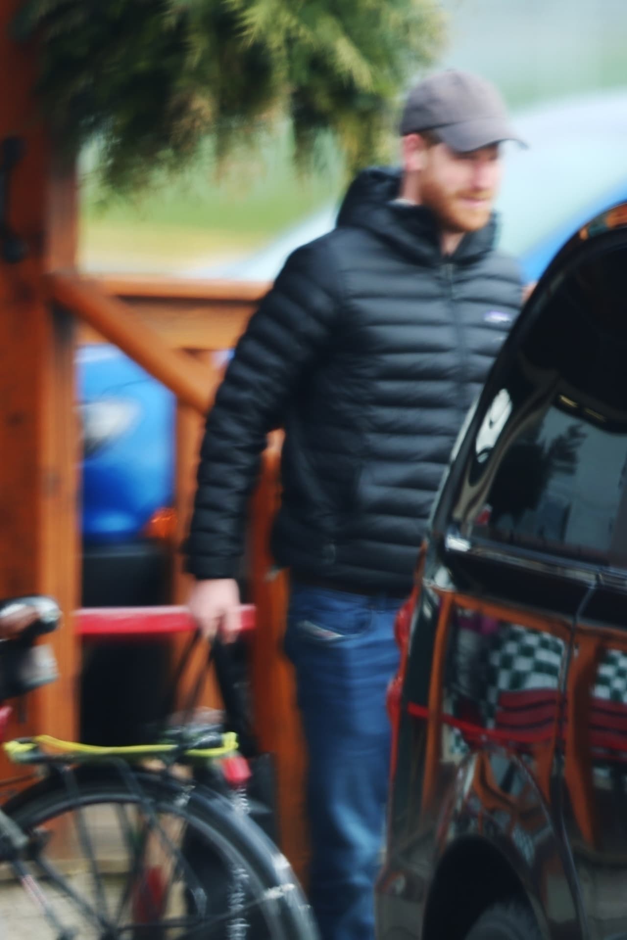 Este fin de semana, el hijo de Lady Diana y el príncipe Carlos fue visto de nueva cuenta, esta vez tras salir de un mercado local en la isla de Vancouver.