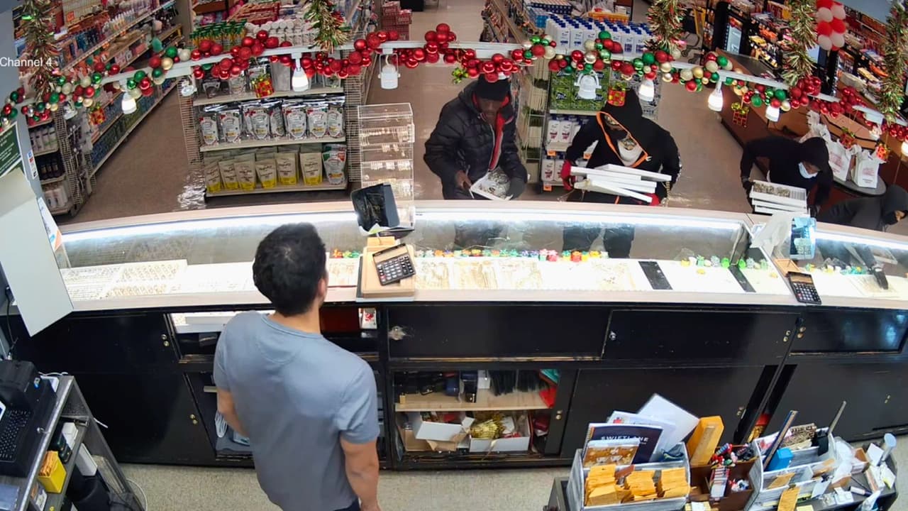 <b>Cuatro hombres asaltan una joyería dentro del El Rancho Supermercado en Dallas, robando más de 600,000 dólares en joyas.</b> A plena luz del día y sin causar heridos, los sospechosos huyeron rápidamente. La policía investiga el incidente mientras las autoridades buscan pistas que lleven a los responsables.