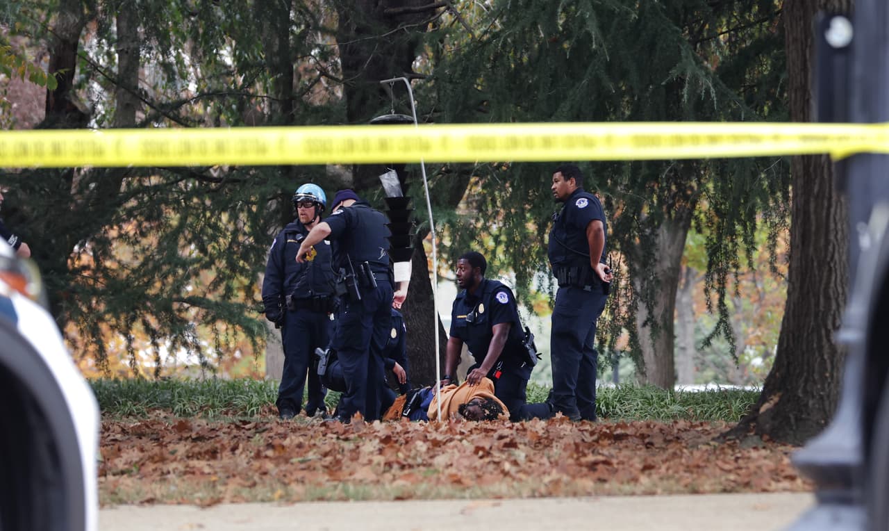 Varios oficiales sometieron el sospechoso una vez que fue ubicado.