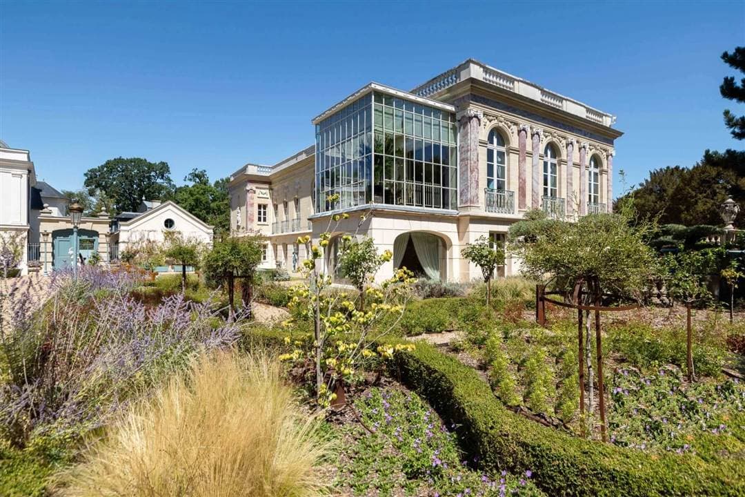 El lugar donde posiblemente podría vivir Messi y su familia es llamado Palacio Rosa (Palais Rose), construcción del año 1900 inspirada en el Grand Trianon y que está catalogado como monumento de interés histórico, pues cuenta con techos altos, grandes ventanas y muebles de la época. La residencia se encuentra 20 minutos de París.