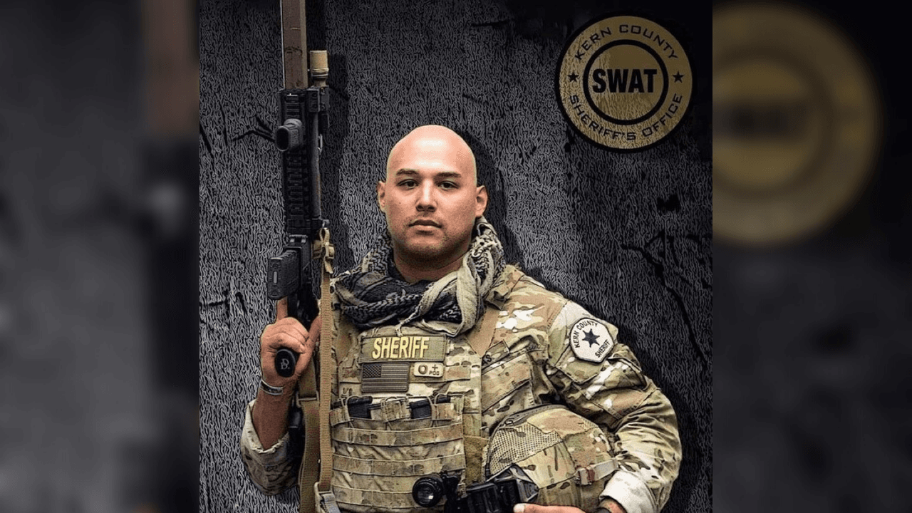 Campas fue infante de marina de los Estados Unidos y estuvo en Afganistán en 2008 durante la Operación Libertad Duradera. Se unió a la Oficina del Sheriff del condado de Kern en 2016. Al agente le sobreviven su esposa y dos hijas pequeñas. Desde 1989 el Sheriff de Kern no había perdido a un agente en cumplimiento del deber.
<br>