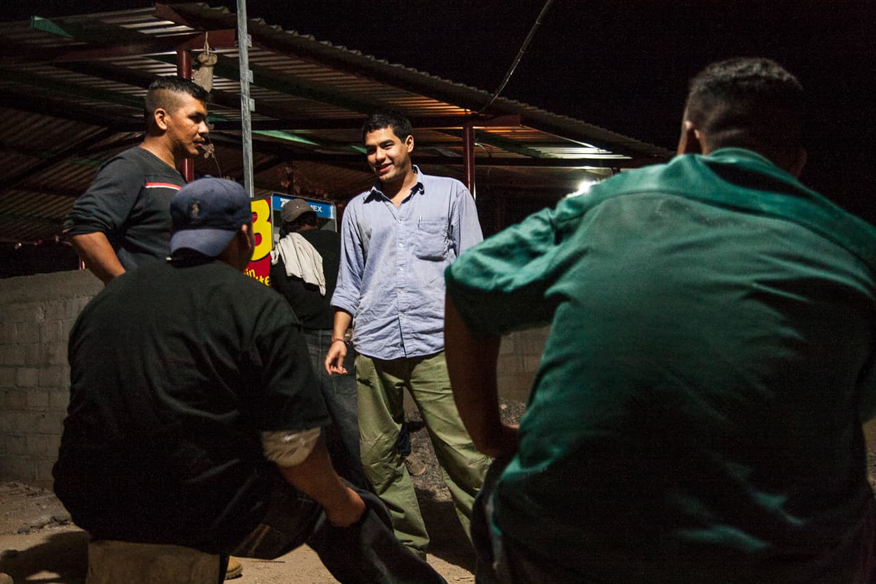 Martínez en un albergue de migrantes de México, durante la reportería del proyecto titulado "En el camino".