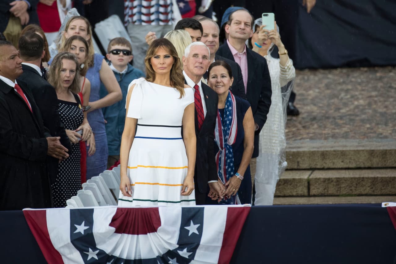 El 4 de julio de 2019, día de la Independencia de Estados Unidos, Melania Trump fue criticada por aparentemente no llevar ropa interior debajo del vestido Carolina Herrera, que usó para la ceremonia.