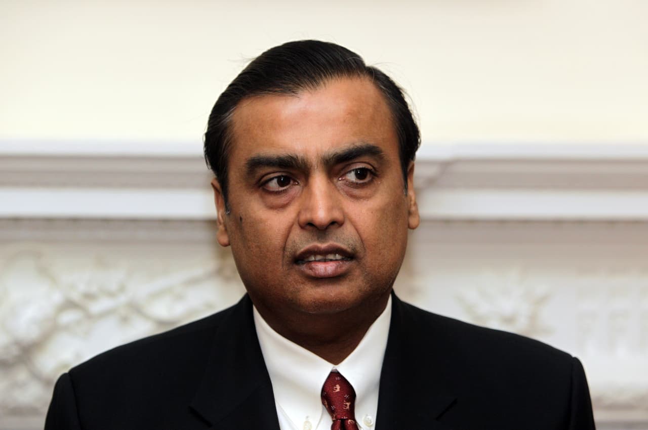 <b>Puesto 11. Mukesh Ambani</b>
<br>
<br>Patrimonio: 94,400 millones de dólares.
<br>
<br>El empresario indio, presidente y director de Reliance Industries, aumentó su fortuna el último año 17,700 millones de dólares.