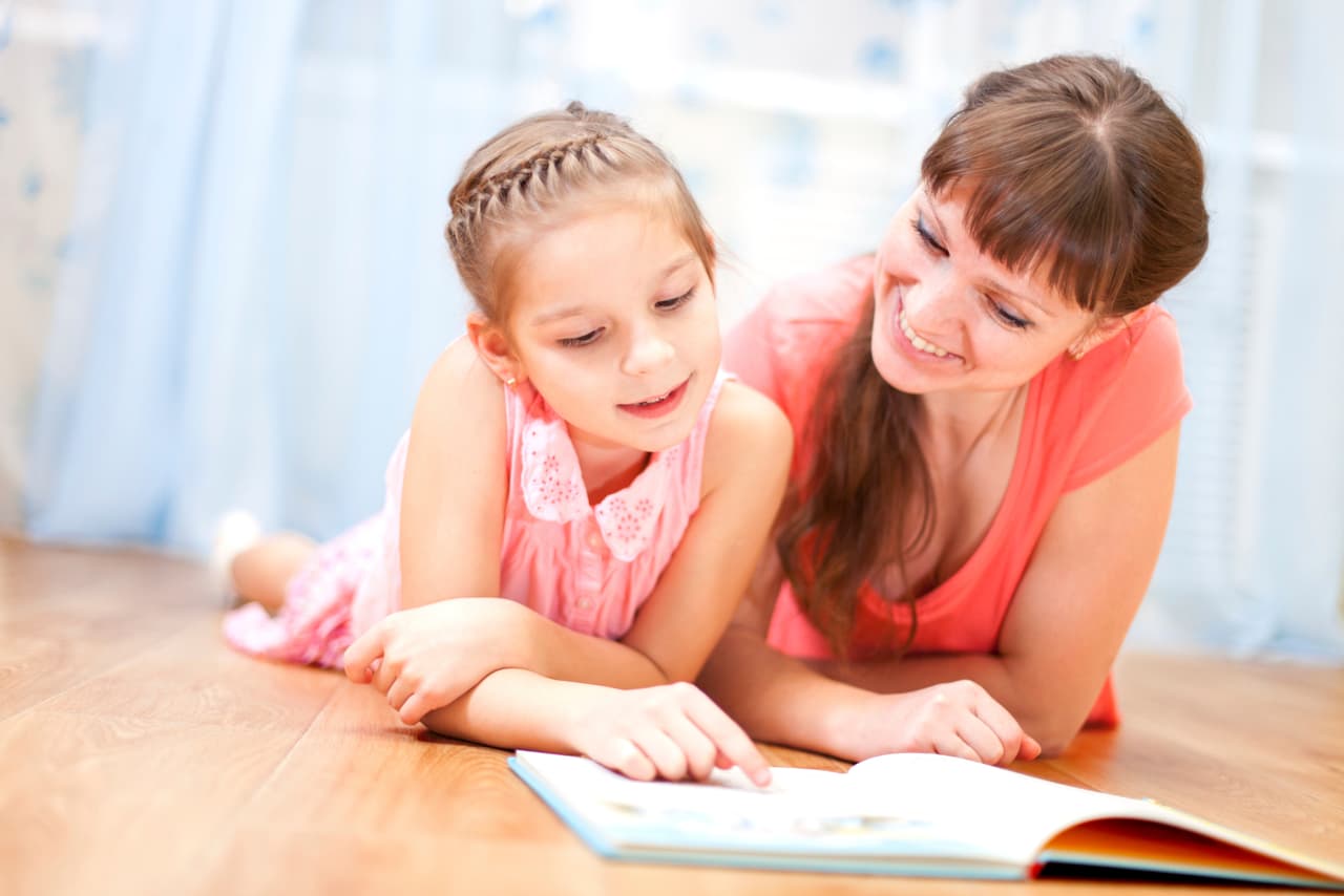 Pasen tiempo juntos. Más importante que tener la casa reluciente, es el tiempo que compartes con tus hijos. ¿Quieres ser una súper mamá? Destina parte de cada día a jugar con ellos, leer juntos o pasear.