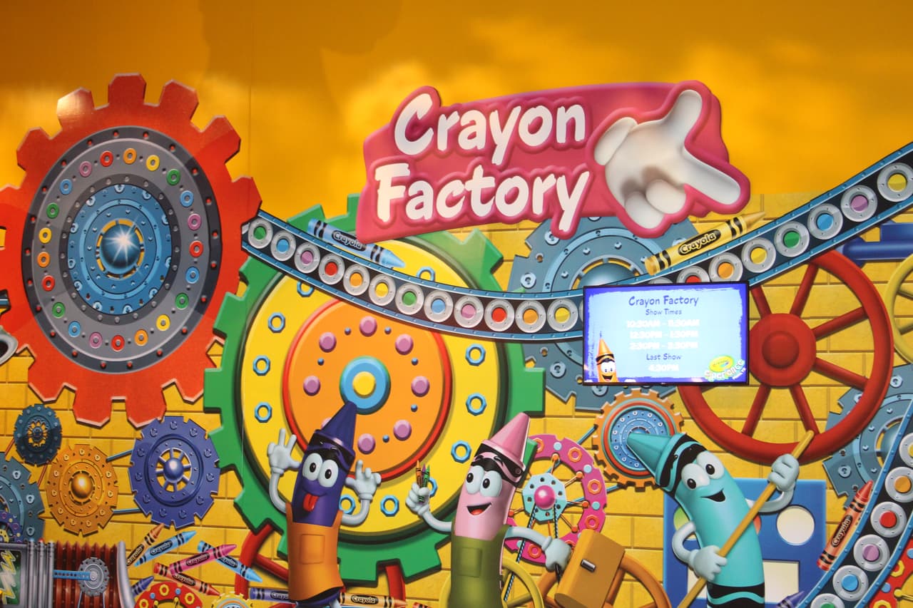 Al llegar al lugar, los pequeños pueden escoger un color y personalizar sus etiquetas. Se calcula que las familias pasan de 3 a 4 horas para probar todas las actividades.