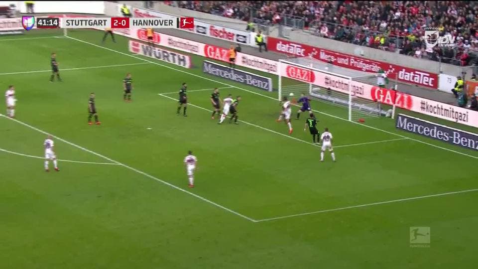 Pirmin Schwegler despeja el balón y aleja el peligro