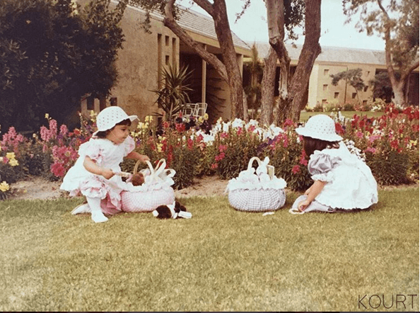 Kourtney Kardashian compartió con sus fans esta foto de muchos años atrás, en la que se la ve junto a una de sus hermanas recogiendo huevos de Pascuas en un jardín