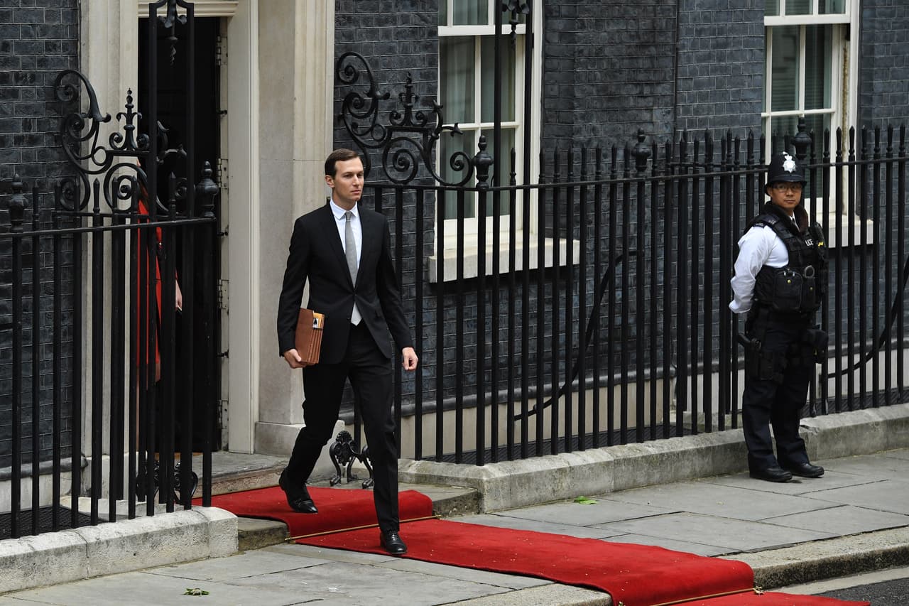 Aquí también, Jared Kushner saliendo de 10 Downing Street este 4 de junio, rumbo a la conferencia de prensa de su suegro.