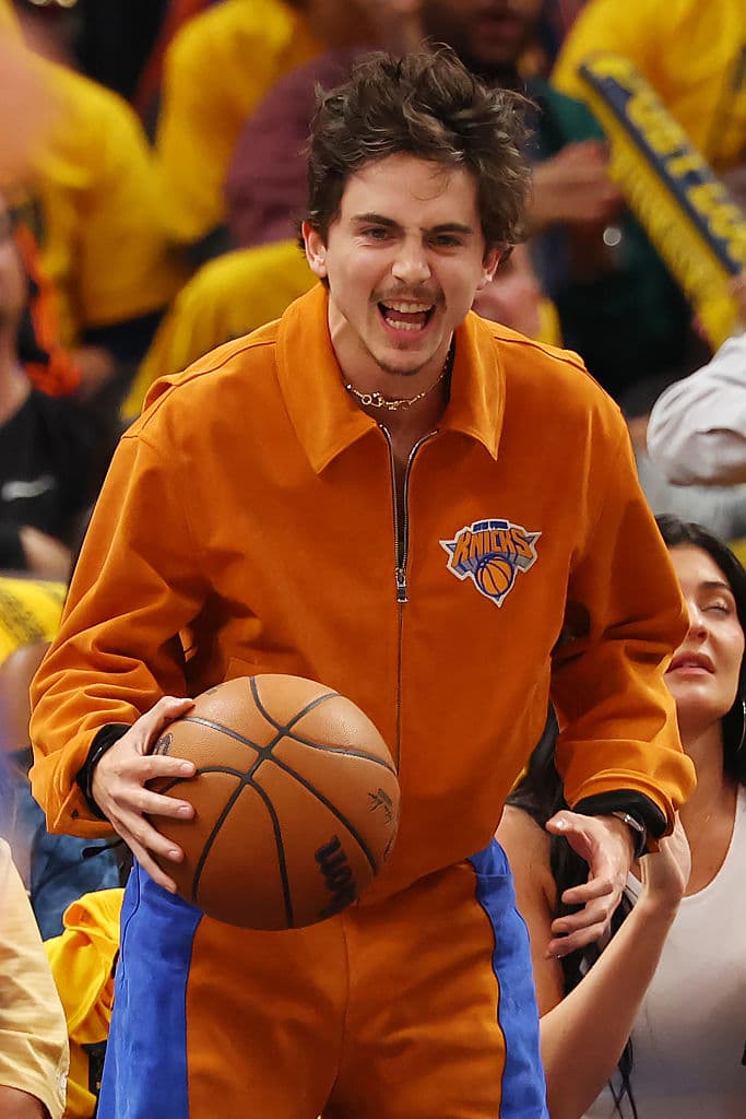 La primera mitad del partido concluyó bastante cerrada, con los Pacers arriba por 4 puntos. El actor Timothée Chalamet dejó a Kylie Jenner sentada para animar a los Knicks de Nueva York.