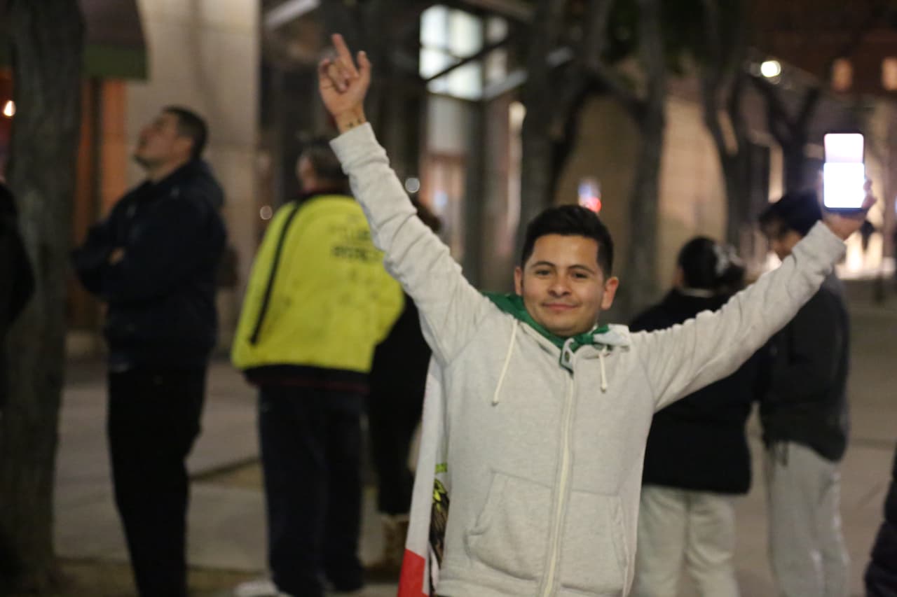El frío y el gélido viento que se sintió sobre la ciudad californiana tampoco fueron impedimento para que decenas de fans se postraran en el hotel mexicano.