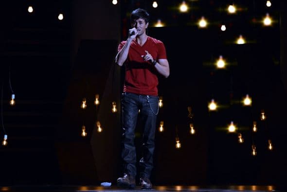 Enrique Iglesias salió al escenario con una camisa roja y unos jeans.