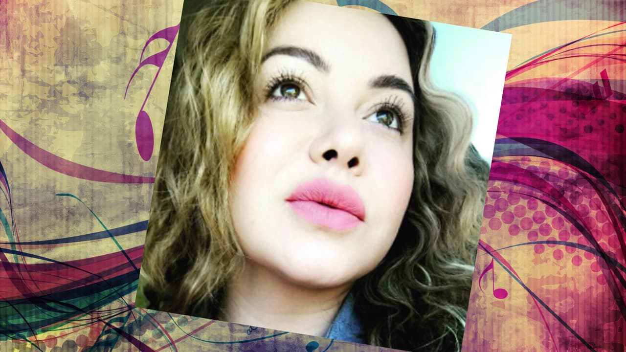 Chiquis siempre sale bien en sus selfies. ¿Y cómo no? La cantante es una mujer hermosa. Con un rostro así, todas queremos hacernos selfies. She's a curvy woman with a lot of sass. Jenni would be so proud!