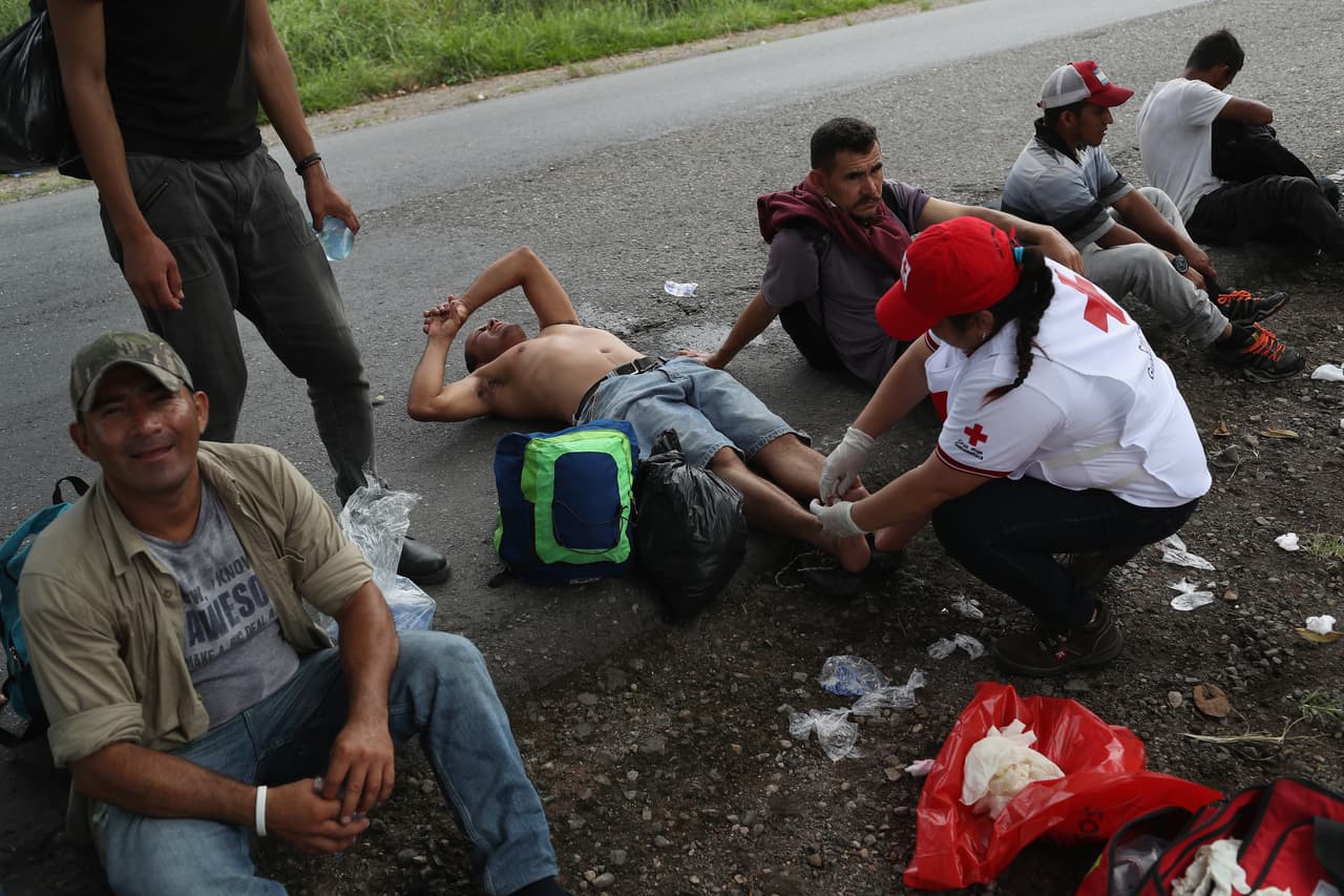Un migrante atendido por la Cruz Roja en Quezaltepeque, Guatemala. Fuentes consultadas por Univision Noticias aseguran que las personas que 
<a href="https://www.univision.com/noticias/asilo-politico/el-gobierno-pone-en-vigor-nuevas-reglas-de-asilo-y-le-cierra-la-puerta-a-miles-de-inmigrantes"><u>piden asilo en la frontera</u></a> pueden quedar detenidas de manera indefinida por un largo período de tiempo.