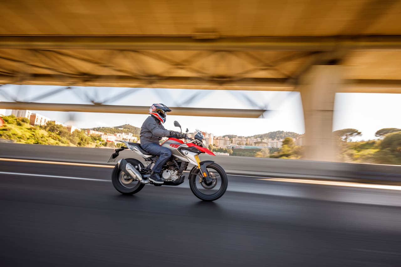 Entre el equipamiento de serie encontramos un pequeño parabrisas y una parrilla para asegurar cargas pequeñas o puedes optar por una caja de carga (ofrecida por BMW Motorrad) para alojar cargas mayores necesarias para viajes más largos.