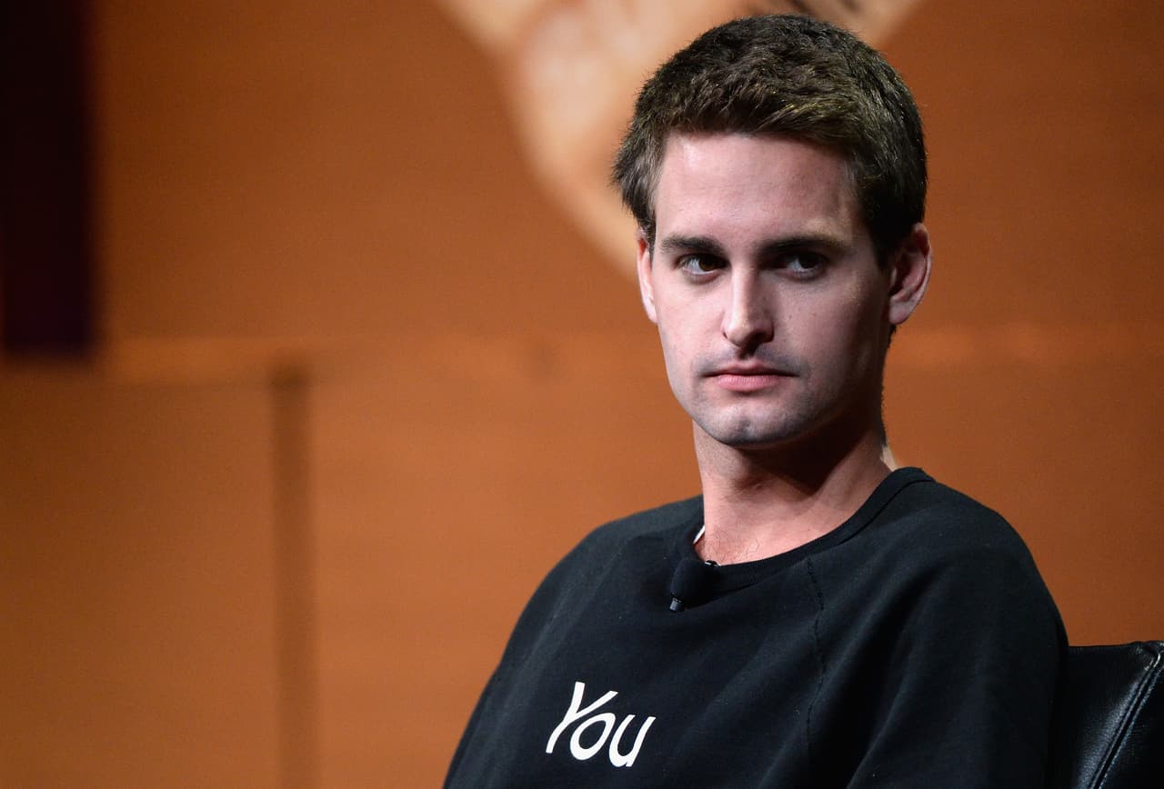 <b>Evan Spiegel (cofundador de Snapchat)</b>
<br>
<br>Patrimonio neto: 4,000 millones de dólares.
<br>
<br>Primer empleo: promotor de Red Bull.
<br>
<br>Cuando todavía cursaba secundaria en Santa Mónica, California, Spiegel
<a href="https://www.businessinsider.com/fabulous-life-and-career-of-snap-ceo-evan-spiegel#around-this-time-spiegel-landed-a-marketing-internship-with-red-bull-during-which-he-reportedly-racked-up-expenses-and-held-several-parties-at-his-fathers-home-according-to-la-weekly-spiegels-father-forced-him-to-instate-a-budget-and-spiegel-asked-for-his-discipline-to-be-rewarded-with-a-75000-bmw-550i-after-his-dad-refused-spiegel-moved-back-in-with-his-mom-who-leased-him-the-bmw-6"><u>hizo una pasantía promocionando la bebida energética Red Bull en bares y clubes</u></a>. Más adelante pasó a estudiar diseño de productos en Stanford, donde conoció a los compañeros con quien fundaría la red social Snapchat.