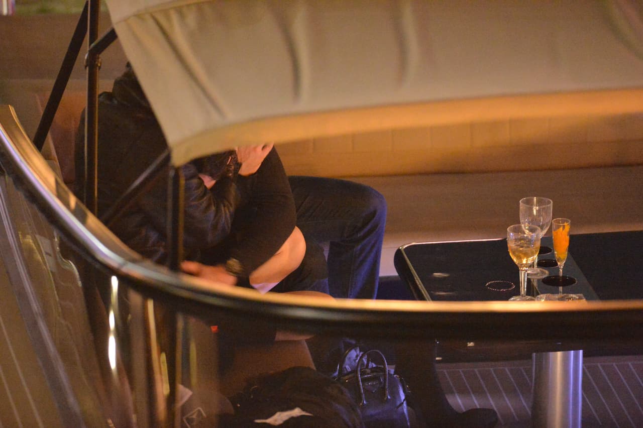 Adriana Lima rompió con el receptor de New England Patriots Julian Edelman hace sólo una semana. Sin embargo, se le vio besándose en un restaurante con el chico malo de los muchachos de Nueva York Mitch, Matt Harvey. Estas son las primeras fotos de la nueva pareja. La pareja llegó en yate y cenaron y tomaron champán por horas en el River Yacht Club el 15 de marzo de 2017, en Miami, Florida.