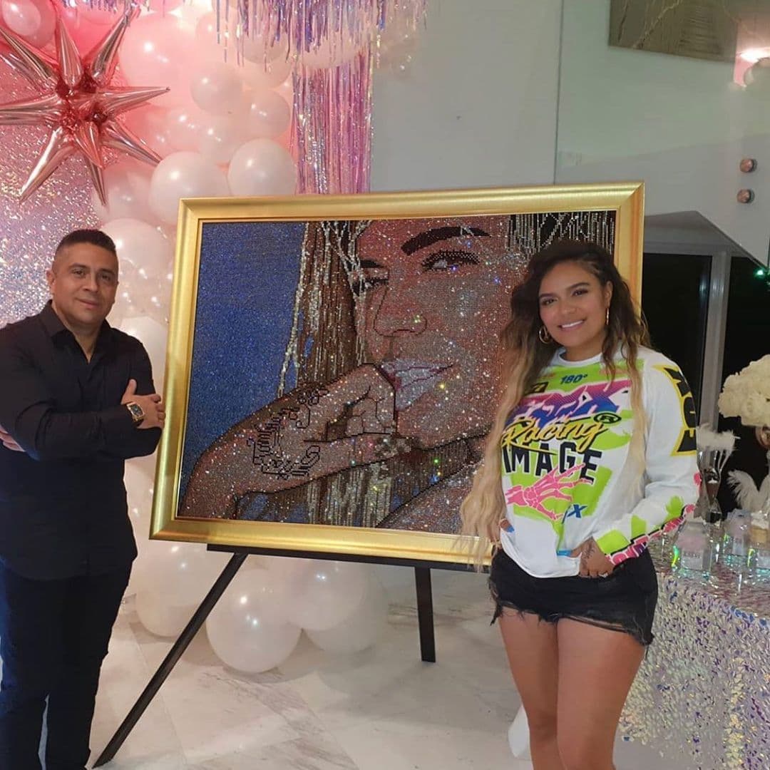 Anuel además de ser un fanático de los autos, tambien lo es de las joyas y por ende, se ha visto muy espléndido a la hora de regalar alhajas o piedras preciosas a sus novias. Como la ocasión que le llevó a Karol G un cuadro con marco de oro, en el que está dibujado el rostro de la colombiana, pero realizado con miles de diamantes incrustados.