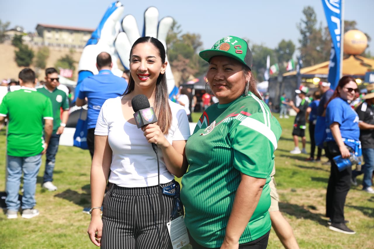 La afición mexicana no le permitió moverse a ningún lado sin antes tomarse una foto con ella.