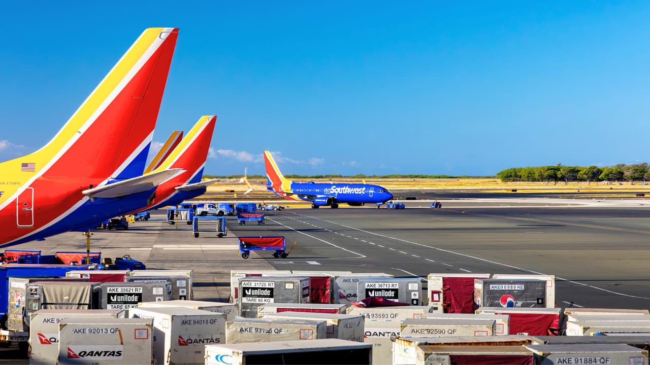 Southwest Airlines, con base en la ciudad de Dallas, en Texas, se dio a conocer por su política de equipaje documentado gratuito, cuyo fin anticipó.
<b> A partir del 28 de mayo de 2025, la aerolínea cobrará por la primera y segunda maleta documentada</b>, marcando el fin de una de sus políticas más distintivas. Sin embargo, 
<b>habrá excepciones para ciertos grupos de viajeros.</b>