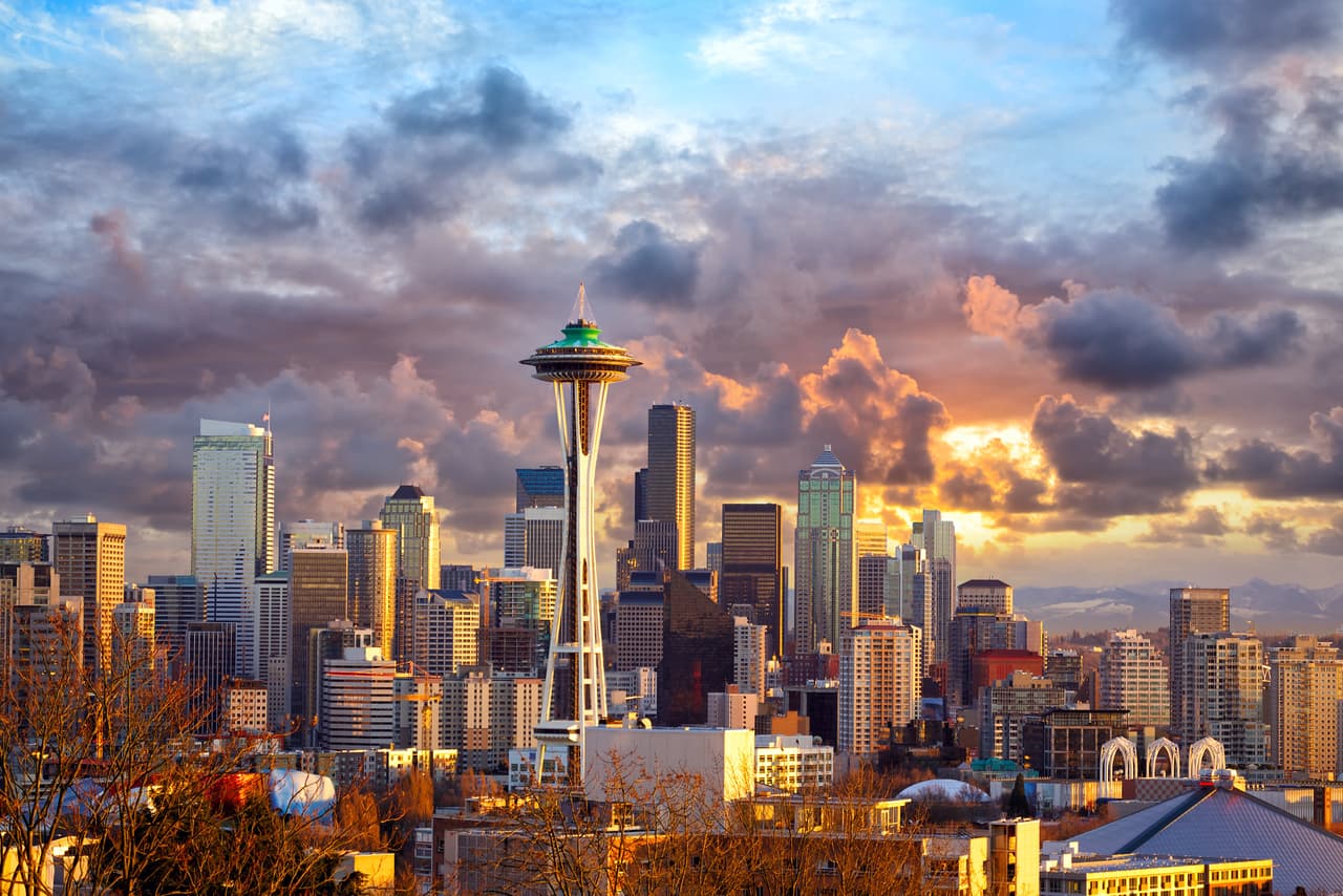 <b>Puesto 15. Seattle, Washington</b>
<br>
<br>Multimillonarios residentes: 8
<br>
<br>Valor neto combinado de los multimillonarios de la ciudad: 252,200 millones de dólares.
<br>
<br>El multimillonario más rico de la ciudad: Jeff Bezos (183,100 millones de dólares). Es el fundador de Amazon.
<br>
<br>El valor neto combinado de los multimillonarios en la ciudad está muy influenciado por la presencia de Bezos, la persona más adinerada del mundo.
<br>
<br>
<a href="https://www.univision.com/noticias/dinero/ricos-multimillonarios-revista-forbes-pandemia-2021-fotos"><u>Vea aquí la lista Forbes de hombres más ricos del planeta en 2021</u></a> 
<br>