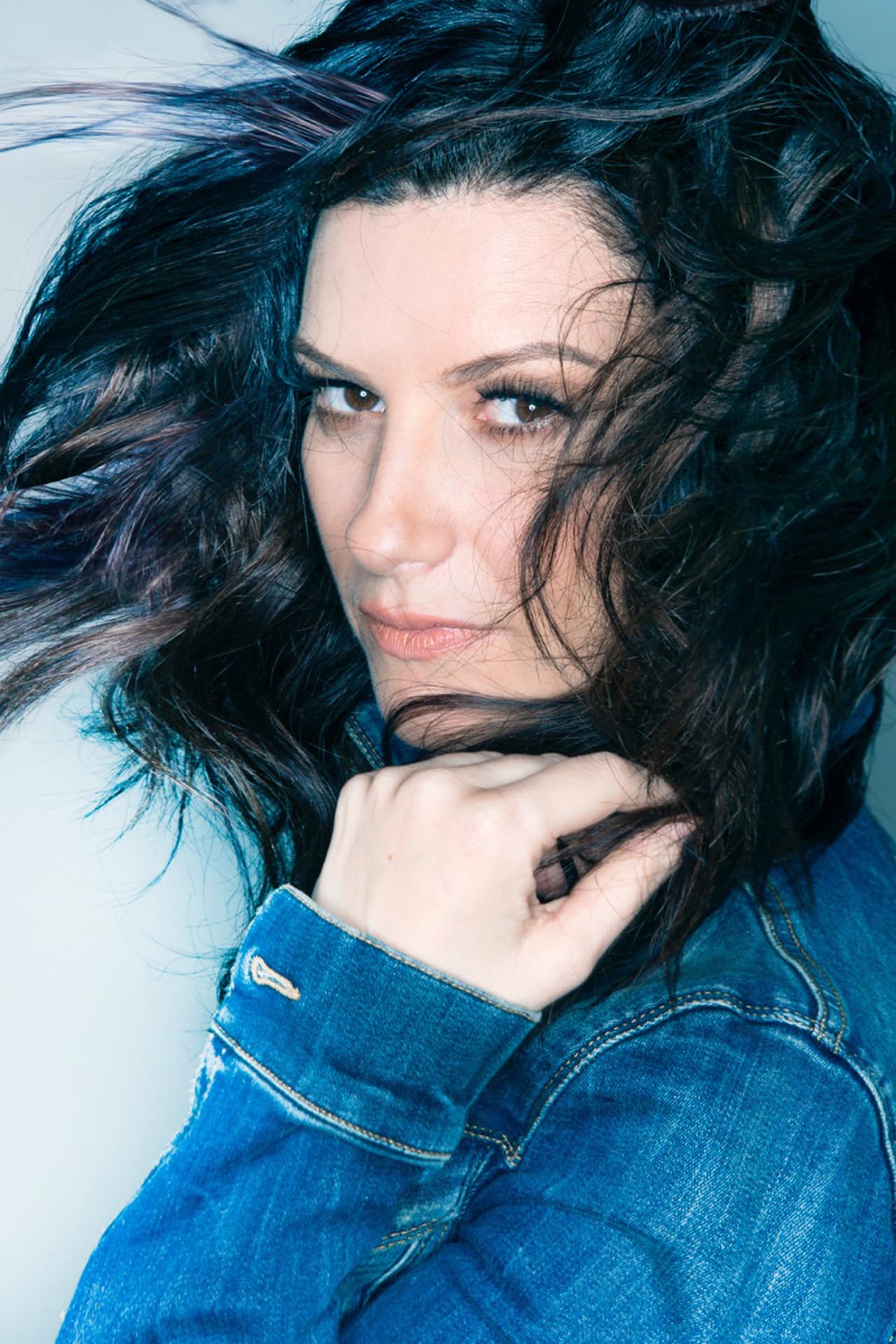 Laura Pausini, también nominada en Latin GRAMMY nació el 16 de mayo y una de sus grandes características con Tauro es su corazón tierno, ya que la vemos llorar cada semana como juez de La Banda.