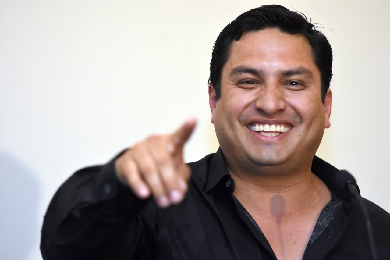 "Tengan la confianza, mi público, mis amigos, que soy una persona en la que pueden confiar y una persona muy, muy derecha".