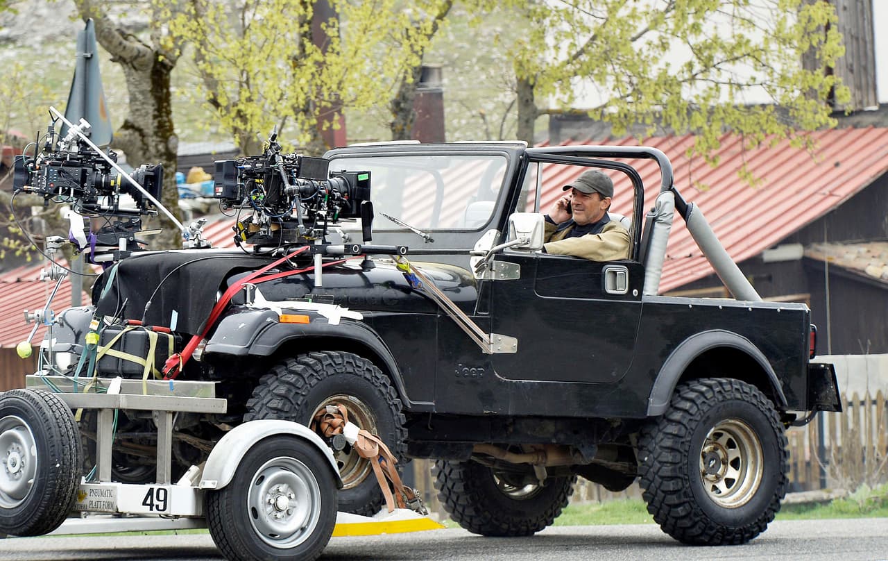 Filmó escenas a bordo de un jeep.