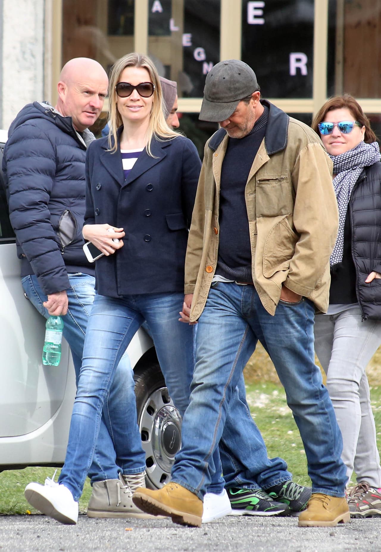 Tanto, que el español, como puedes ver, la lleva con él a todos lados, aunque esté trabajando.